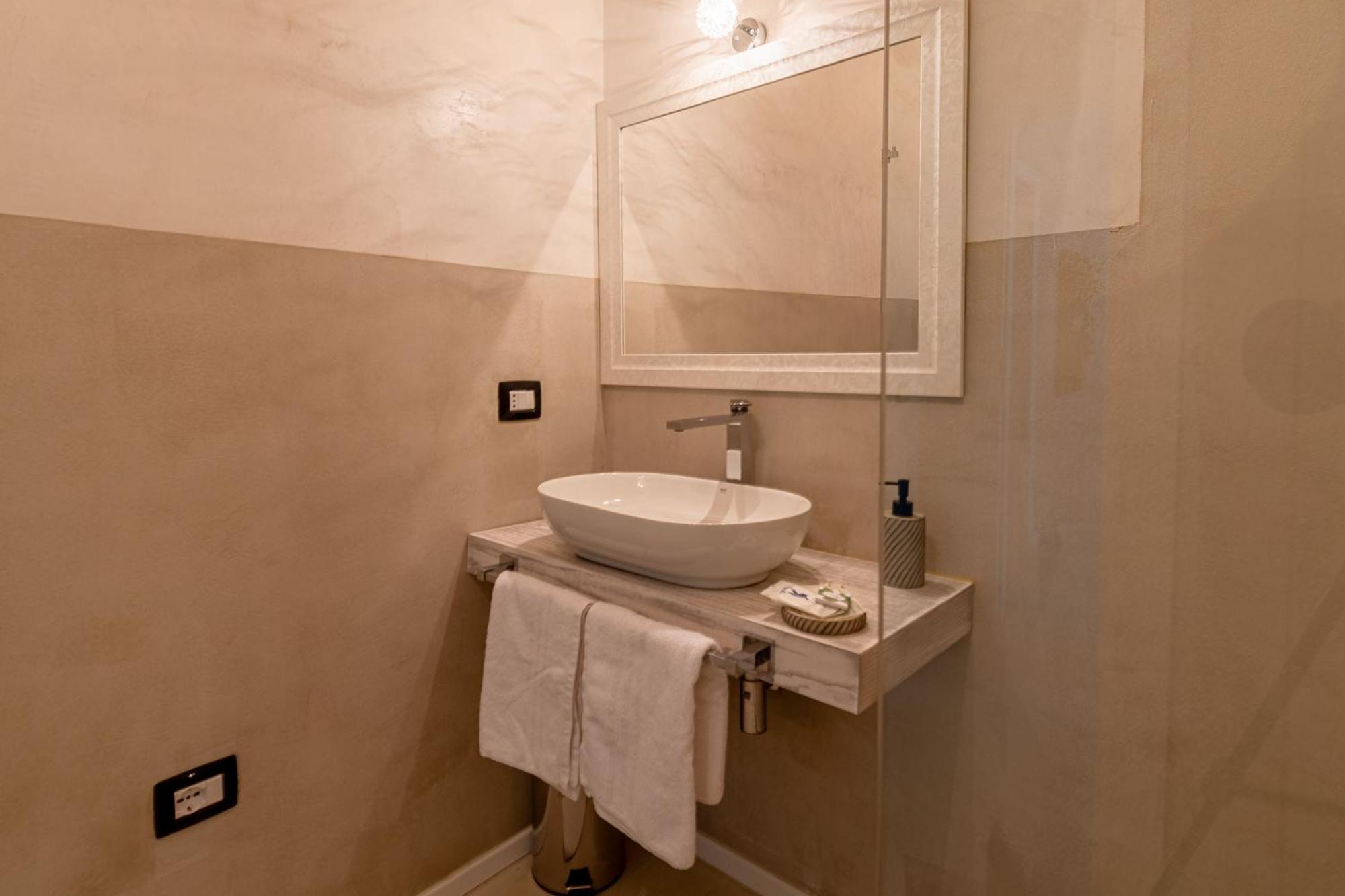 Flower Rooms Cagliari Bagian luar foto