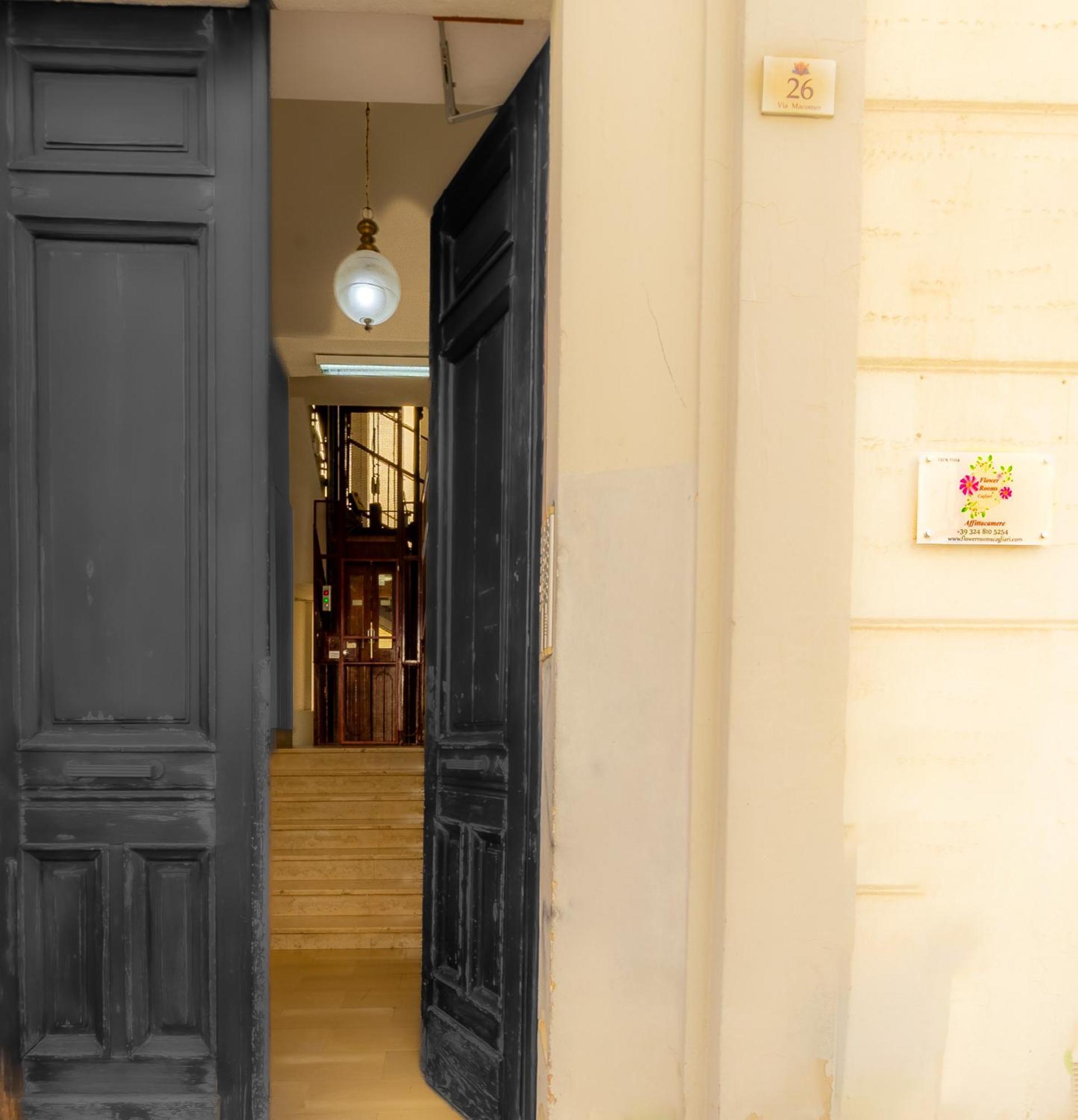 Flower Rooms Cagliari Bagian luar foto